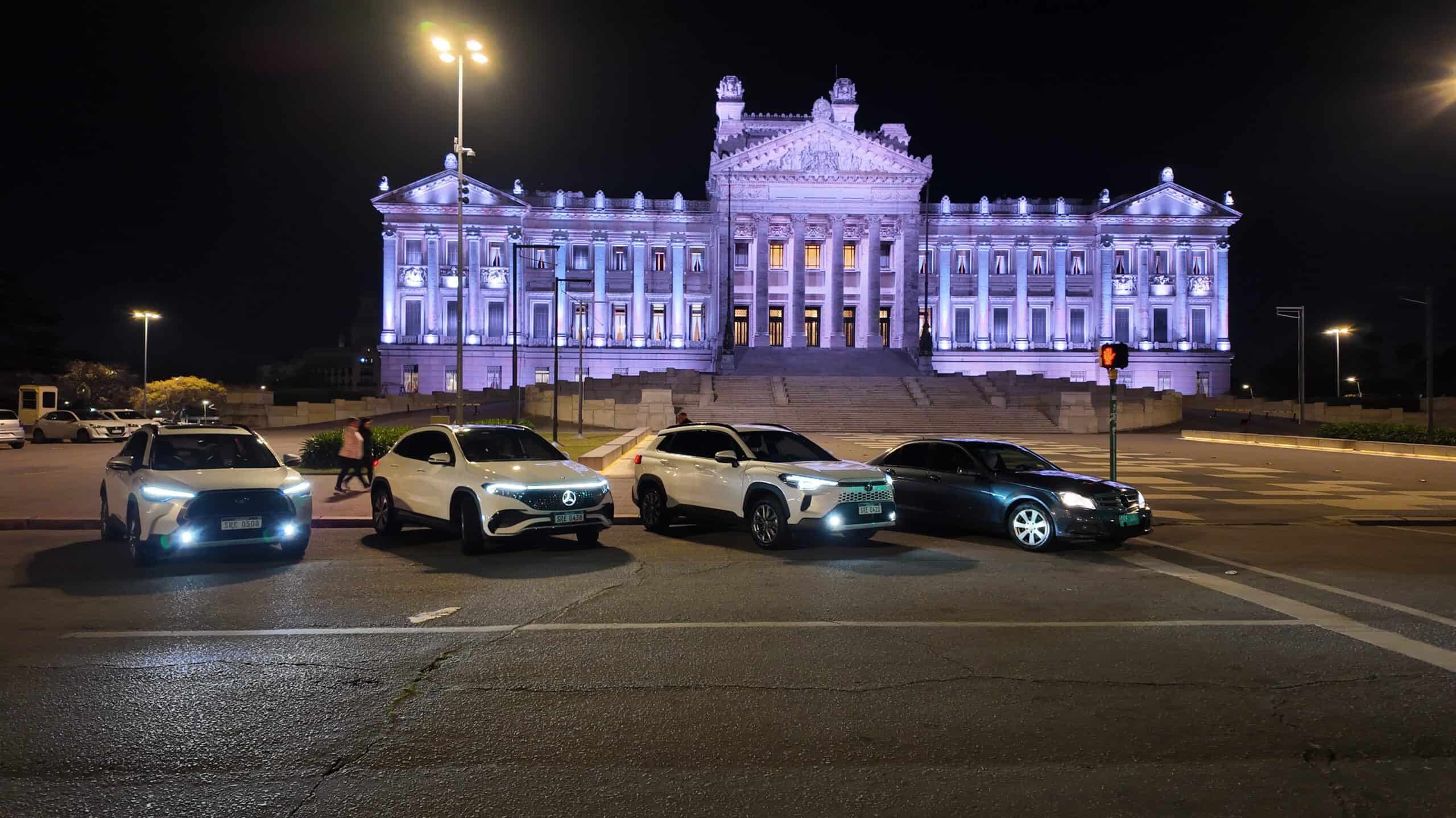 Flota de Argentina Remises frente al Palacio Legislativo de Montevideo